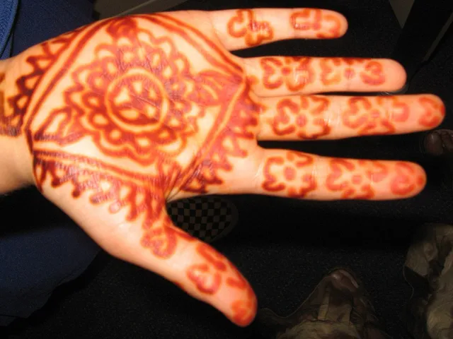 Eine offene Hand mit einem Muster aus Henna