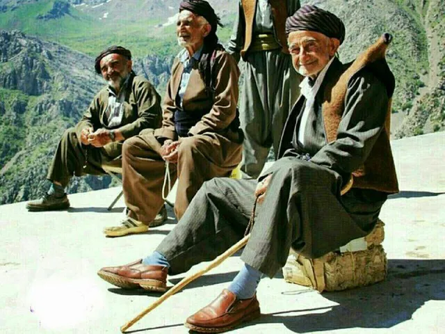 Männer in traditioneller kurdischer Kleidung in den Bergen von Hawraman