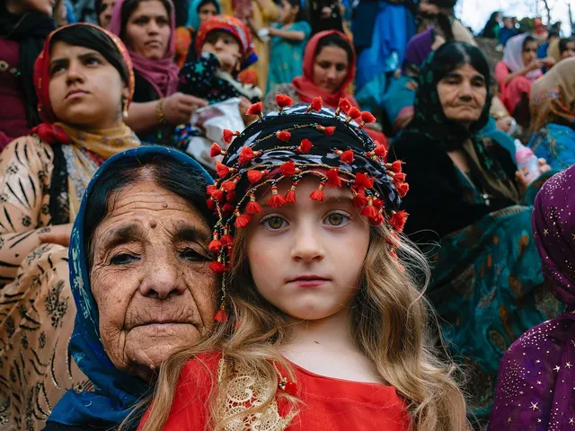 Eine Großmutter und ihre Enkelin in festlicher kurdischer Kleidung beim Newroz-Fest