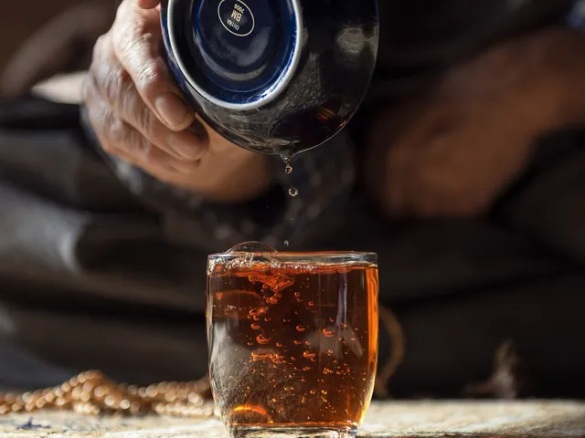 Kurdischer Tee rinnt in ein Glas, das Zeichen der Gastfreundschaft