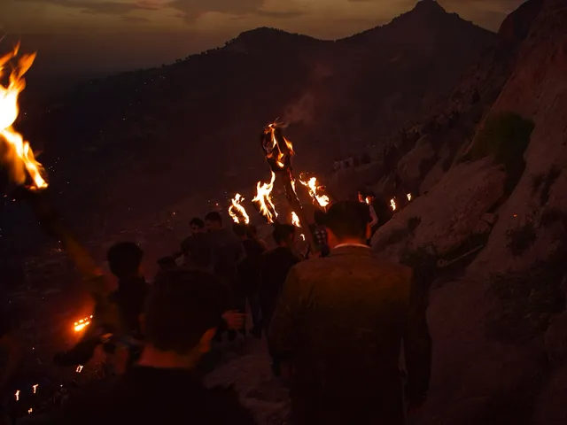 Fackelzug zu Newroz, dem kurdischen Neujahr, in den Bergen über Akre
