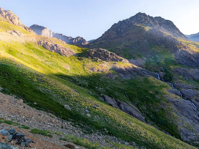 Grüne Hänge und Gipfel im Cilo- und Sat-Gebirge bei Hakkari