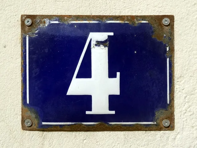 Eine blaue Hausnummer mit der Zahl 4