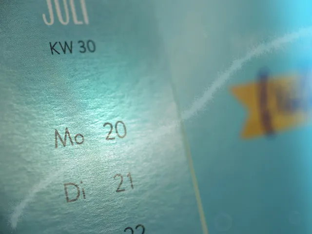 Ein Kalender mit den Wochentagen Montag und Dienstag