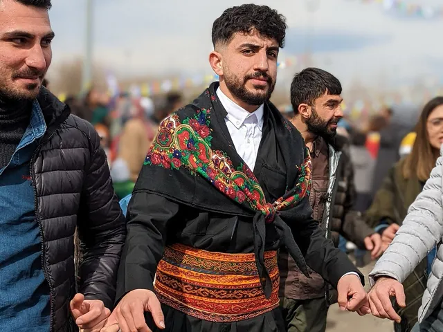 Junge Männer tanzen Hand in Hand beim Newroz in Diyarbakır